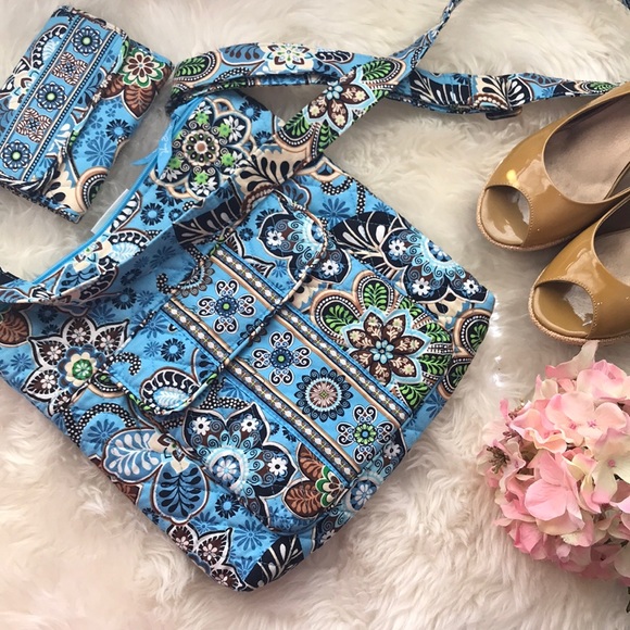 Vera Bradley Handbags - EUC - Vera Bradley Crossbody and Wallet Set